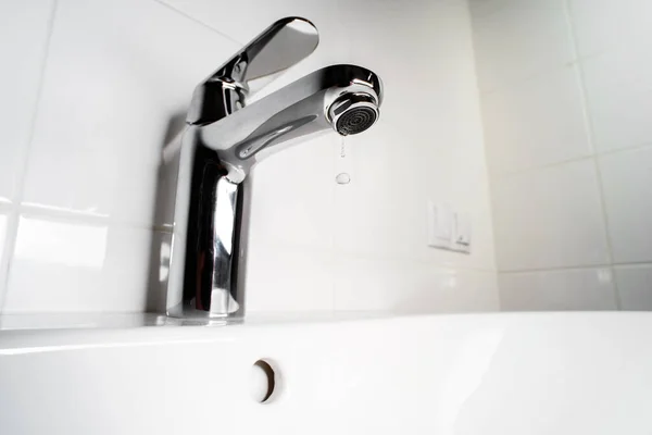 Faucet Drop Water White Sink Water Leaking Saving Selective Focus — Stock Photo, Image