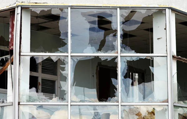 Fönster Huset Med Krossat Glas Selektiv Inriktning Stockbild