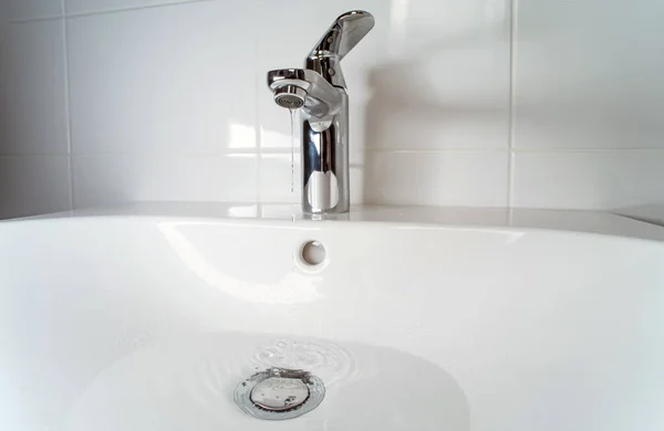 Stream Clean Water Flows Mixer Kitchen Sink Selective Focus — Stock Photo, Image