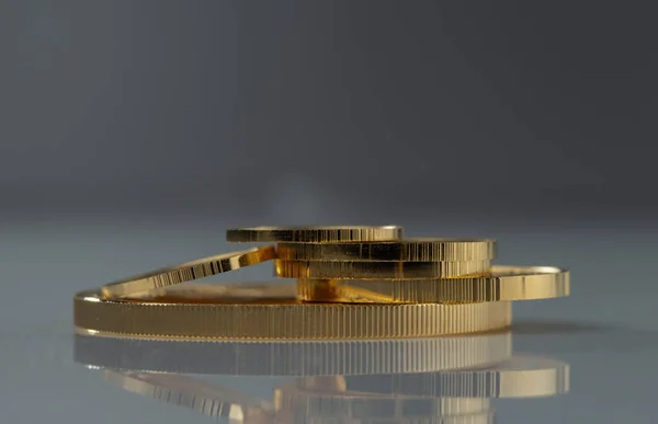 Setumpuk Koin Emas Dengan Ukuran Berbeda Latar Belakang Abu Abu — Stok Foto