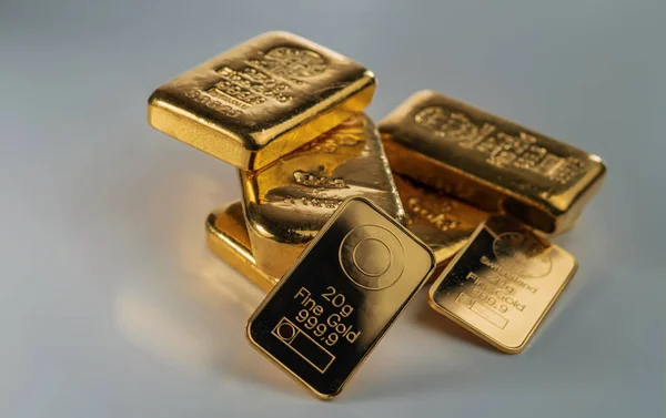 Várias Barras Ouro Peso Diferente Fundo Cinza Foco Seletivo — Fotografia de Stock