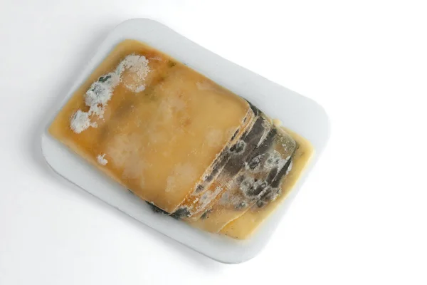 Snijd Beschimmelde Stukjes Kaas Een Wegwerp Eps Dienblad Voedselverspilling Witte — Stockfoto