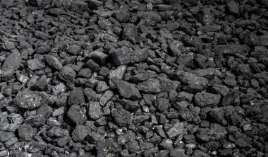 Antrasit en iyi kömür türüdür. Antrasit parçalarının panoramik arka planı. Seçici odak.