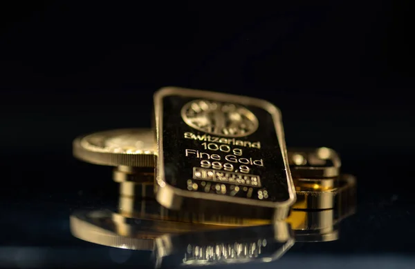 Barras Oro Monedas Oro Sobre Fondo Negro Enfoque Selectivo — Foto de Stock