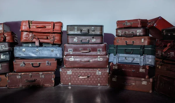 Alte Koffer Verschiedenen Größen Und Farben Gestapelt Selektiver Fokus — Stockfoto