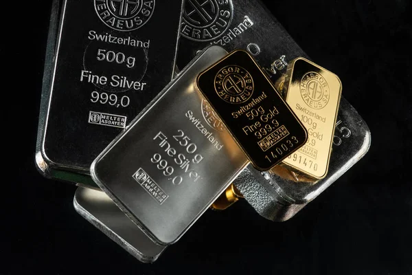 Kyiv, Ukrayna - 20 Ocak 2023: İsviçre fabrikası Argor-Heraeus tarafından üretilen altın ve gümüş külçeleri dünyanın en büyük değerli metal işlemcilerinden biridir. Karanlık bir arka planda.
