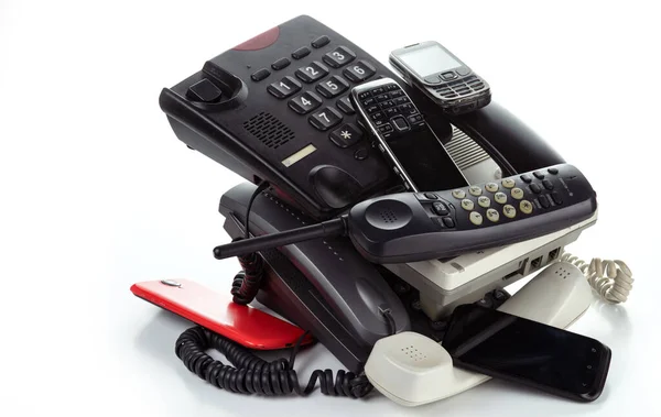Stos Starych Telefonów Biurkowych Telefonów Bezprzewodowych Smartfonów Białym Tle — Zdjęcie stockowe