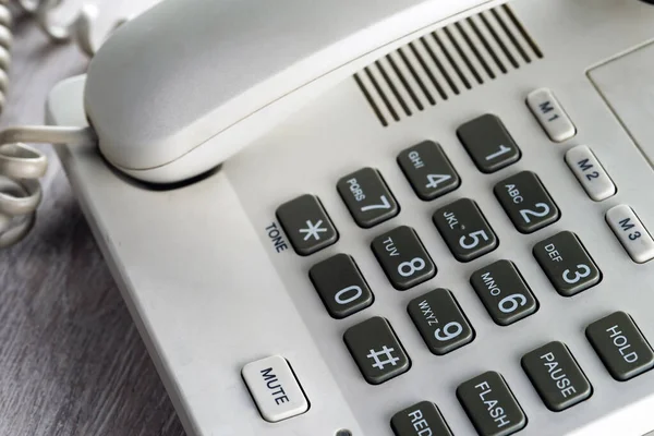 Sabit telefon, üzerinde düğmeler var. Seçici odak.