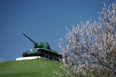 İkinci Dünya Savaşı anısına Ukrayna 'nın Çerkasya bölgesinde anıt. Sovyet tankı T-34-85. Seçici odak.