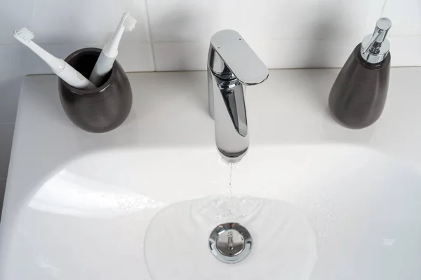Jet Clean Water Flows Faucet White Sink Selective Focus — Stock Photo, Image