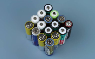 Kyiv, Ukrayna - 20 Mayıs 2023: farklı üreticilerin kullandığı ve hasar verdiği birincil ve ikincil bataryalar. Seçici odak