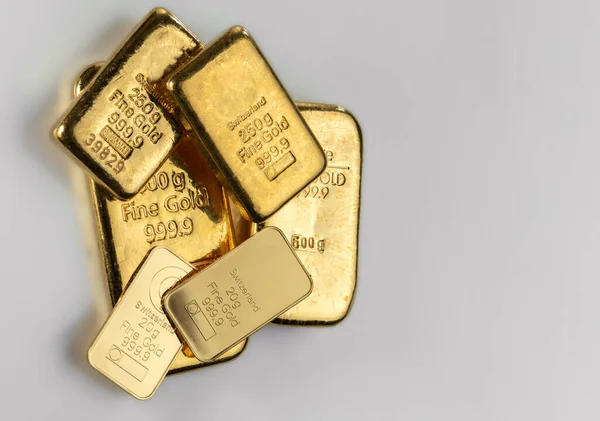 Varias Barras Oro Diferente Peso Sobre Una Superficie Gris — Foto de Stock