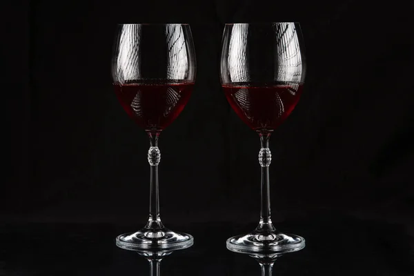 Zwei Weingläser Mit Rotwein Auf Dunklem Hintergrund — Stockfoto