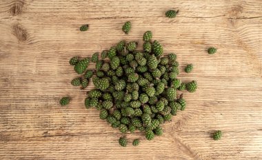 Ahşap dokuya sahip bir grup kozalak.. 