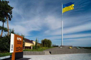 Vorzel, Bucha bölgesi, Kyiv bölgesi, Ukrayna - 22 Ağustos 2023: Bucha Bölgesi 'nin Bucha Bölgesi' nin en büyük ulusal bayrağı. 