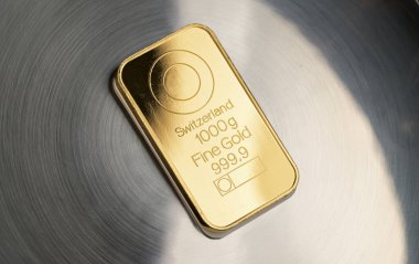 Soyut metal arka planda 1000 gram ağırlığında altın külçeler..