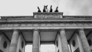 Berlin, Almanya 30 Ekim 2024 Brandenburg Kapısı, Alman başkentinin sembollerinden biri. Aşağıdan görüntüle, siyah ve beyaz sürüm.