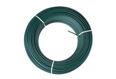 Yeşil PVC kaplamalı bir bobin. Beyaz bir arkaplanda izole edilmiş.