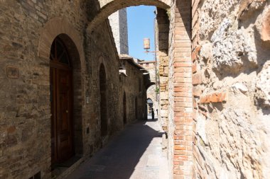 San Gimignano, İtalya-Ağustos 8.2020: güneşli bir günde Saint Gimignano 'da gezinti.