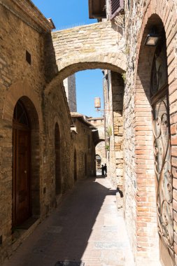 San Gimignano, İtalya-Ağustos 8.2020: güneşli bir günde Saint Gimignano 'da gezinti.