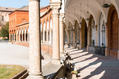 Ferrara, İtalya-20 Mart 2022: Güneşli bir günde Ferrara çarşısının anıtsal mezarlığında gezinmek.