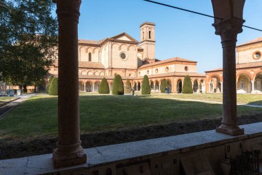 Ferrara, İtalya-20 Mart 2022: Güneşli bir günde Ferrara çarşısının anıtsal mezarlığında gezinmek.