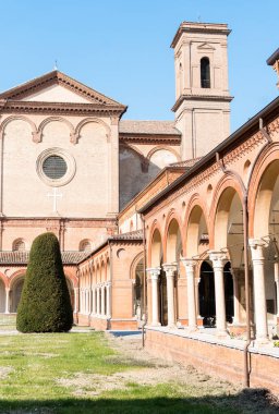 Ferrara, İtalya-20 Mart 2022: Güneşli bir günde Ferrara çarşısının anıtsal mezarlığında gezinmek.