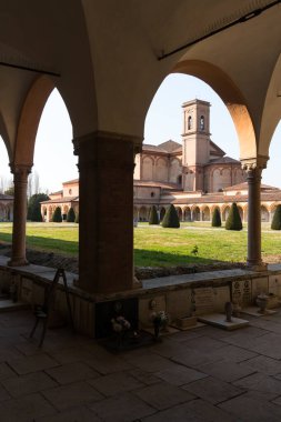 Ferrara, İtalya-20 Mart 2022: Güneşli bir günde Ferrara çarşısının anıtsal mezarlığında gezinmek.
