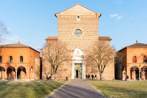 フェラーラ イタリア 2022年3月2日 晴れた日にフェラーラのチャーターハウスの記念碑的な墓地の中を歩く — ストック写真