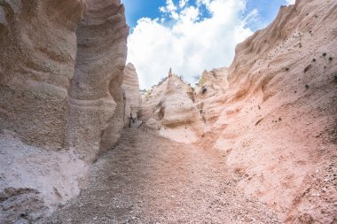 Güneşli bir günde, Marche bölgesindeki Fiastre köyünün yakınındaki kırmızı bıçakların kanyonunun görüntüsü