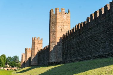 Montagnana, İtalya-30 Mayıs 2021: Güneşli bir günde İtalya 'nın Padua iline bağlı Montagnana kasabasının girişi. Çok güzel duvarları var ve İtalya 'nın en güzel köylerinin bir parçası.