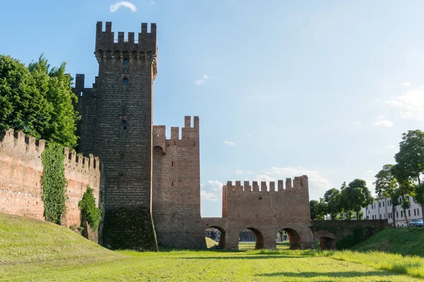 stock image Montagnana,Italy-May 30, 2021:Entrance of the town of Montagnana in the province of Padua, Italy during a sunny day. It has beautiful walls and is part of the most beautiful villages in Italy