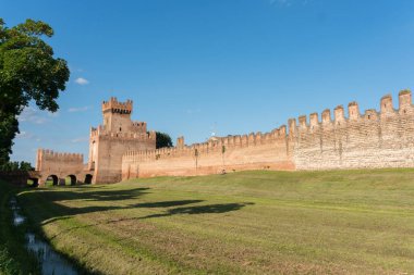 Montagnana, İtalya-30 Mayıs 2021: Güneşli bir günde İtalya 'nın Padua iline bağlı Montagnana kasabasının girişi. Çok güzel duvarları var ve İtalya 'nın en güzel köylerinin bir parçası.