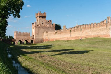 Montagnana, İtalya-30 Mayıs 2021: Güneşli bir günde İtalya 'nın Padua iline bağlı Montagnana kasabasının girişi. Çok güzel duvarları var ve İtalya 'nın en güzel köylerinin bir parçası.