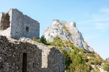 Duilhac-sous-Peyrepertuse, Fransa-Ağustos 16, 2016: Güneşli bir günde Cathar Pyrepertuse şatosunun manzarası