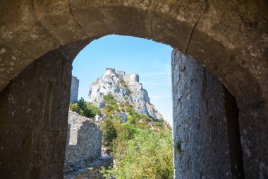 Duilhac-sous-Peyrepertuse, Fransa-Ağustos 16, 2016: Güneşli bir günde Cathar Pyrepertuse şatosunun manzarası