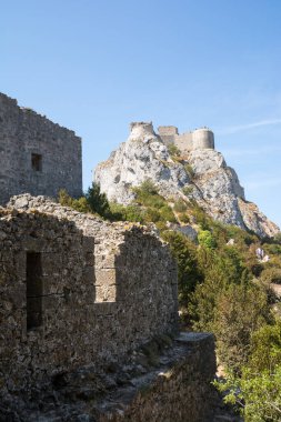 Duilhac-sous-Peyrepertuse, Fransa-Ağustos 16, 2016: Güneşli bir günde Cathar Pyrepertuse şatosunun manzarası