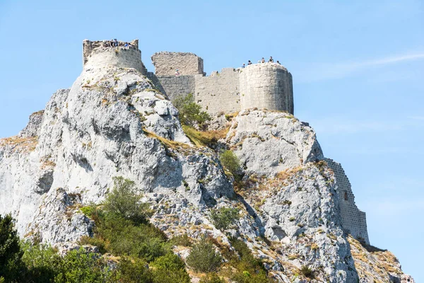 Duilhac-sous-Peyrepertuse, Fransa-Ağustos 16, 2016: Güneşli bir günde Cathar Pyrepertuse şatosunun manzarası