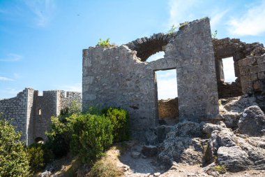Duilhac-sous-Peyrepertuse, Fransa-Ağustos 16, 2016: Güneşli bir günde Cathar Pyrepertuse şatosunun manzarası