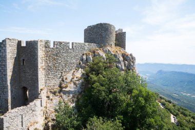 Duilhac-sous-Peyrepertuse, Fransa-Ağustos 16, 2016: Güneşli bir günde Cathar Pyrepertuse şatosunun manzarası