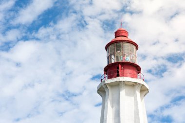 Rimouski, Kanada - 9 Ağustos 2015: Güneşli bir günde Gaspesie yarımadasındaki Pointe au Pere deniz fenerinin görüntüsü. Bu bölgede ayrıca iç kesimi ziyaret edebileceğiniz HMCS Onondaga Müzesi (S73) bulunmaktadır.
