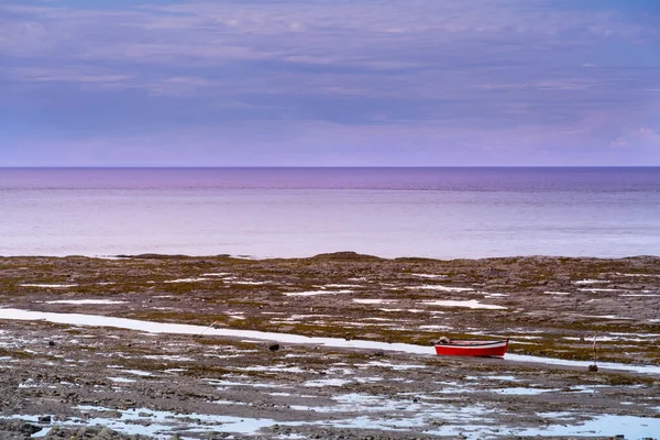Červená Loď Poloostrově Gaspesie Kanadě Mezi Mořem Krásnou Krajinou Během — Stock fotografie