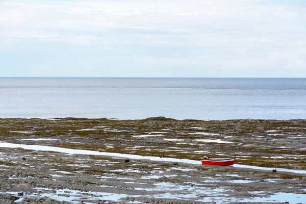 Röd Båt Gaspesie Halvön Kanada Mellan Havet Och Vackra Landskap — Stockfoto