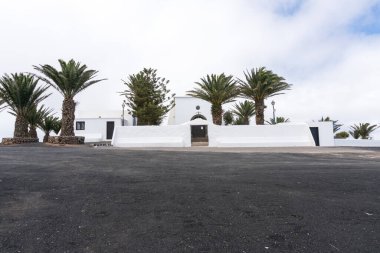 Lanzarote, İspanya - 9 Ağustos 2018: Bulutlu bir günde Ermita de las Nieves 'in küçük kilisesinin manzarası