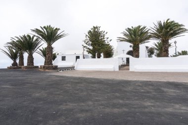 Lanzarote, İspanya - 9 Ağustos 2018: Bulutlu bir günde Ermita de las Nieves 'in küçük kilisesinin ana girişinin görüntüsü