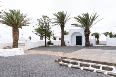 Lanzarote, İspanya - 9 Ağustos 2018: Bulutlu bir günde Ermita de las Nieves 'in küçük kilisesinin manzarası