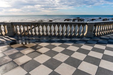 Livorno, İtalya-Kasım 27, 2022: Güneşli bir günde İtalya 'nın Livorno, Toskana, İtalya' da, taşlı yüzeyi olan muhteşem bir belvedere terası..