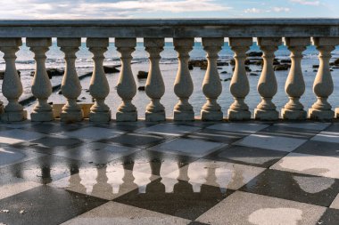 Livorno, İtalya-Kasım 27, 2022: Güneşli bir günde İtalya 'nın Livorno, Toskana, İtalya' da, taşlı yüzeyi olan muhteşem bir belvedere terası..
