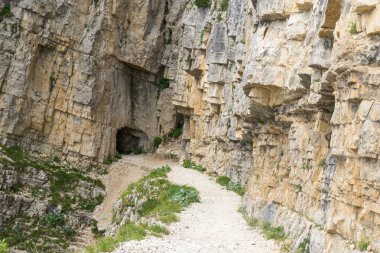 52 tünelin yolu, İtalya 'daki Pasubio bölgesinde Birinci Dünya Savaşı sırasında inşa edilmiş bir askeri katır yoludur.