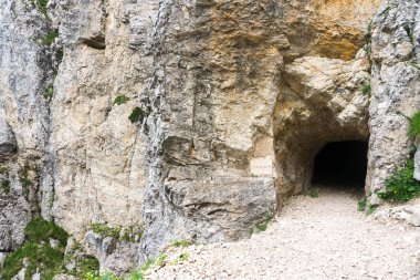 52 tünelin yolu, İtalya 'daki Pasubio bölgesinde Birinci Dünya Savaşı sırasında inşa edilmiş bir askeri katır yoludur.